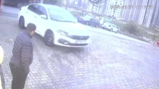 Esenyurt’ta 4 kişinin öldüğü servis minibüsü kazasına ilişkin güvenlik kamerası görüntüsü ortaya...