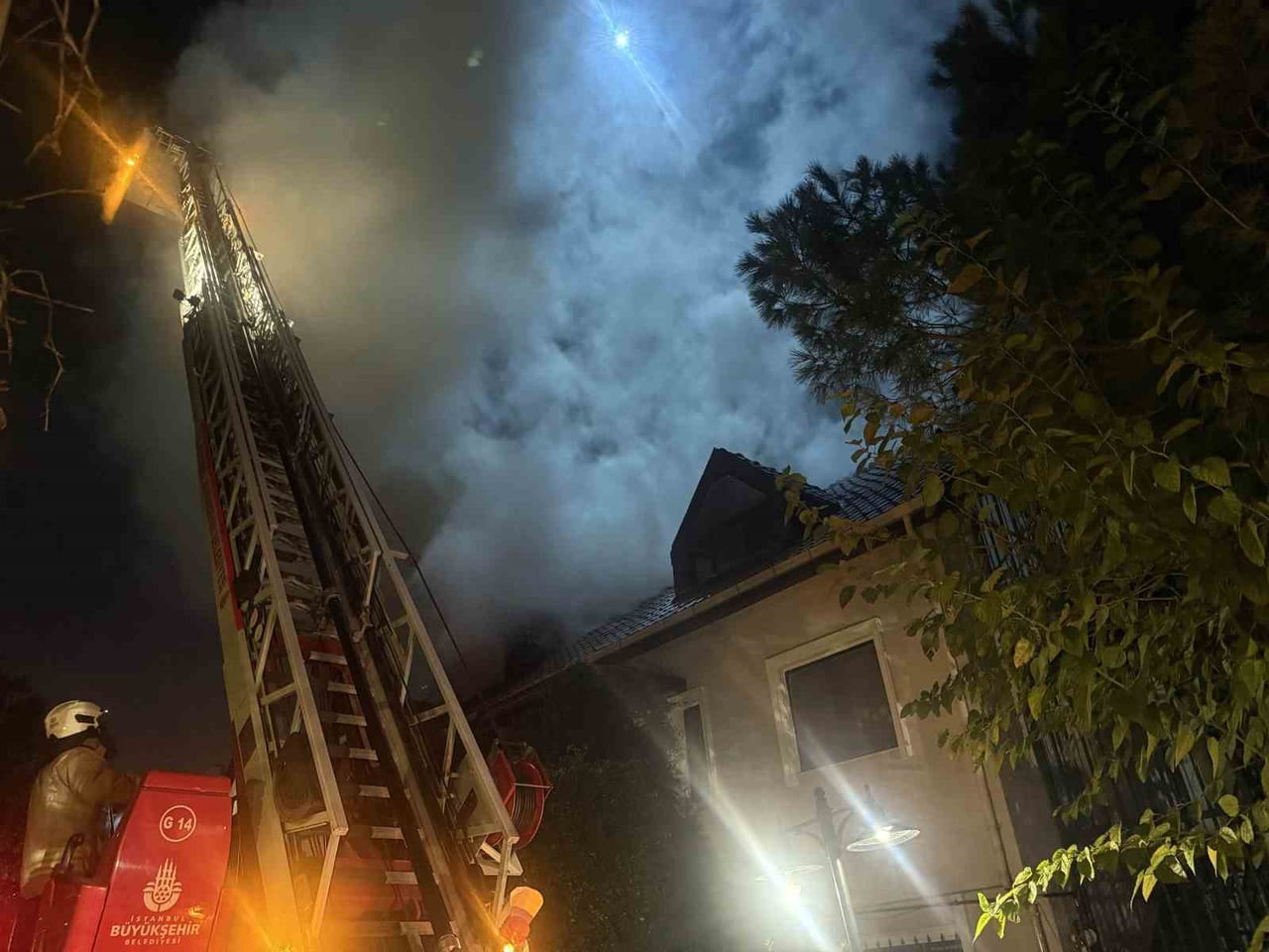 ESENYURT’TA VİLLANIN ÇATI KATINDAKİ YANGIN BİTİŞİĞİNDEKİ EVE SIÇRADI