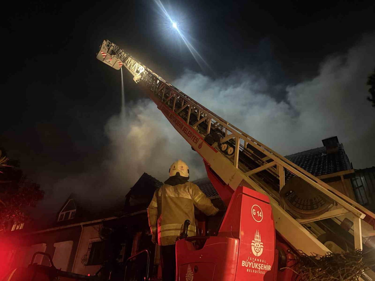 ESENYURT’TA VİLLANIN ÇATI KATINDAKİ YANGIN BİTİŞİĞİNDEKİ EVE SIÇRADI