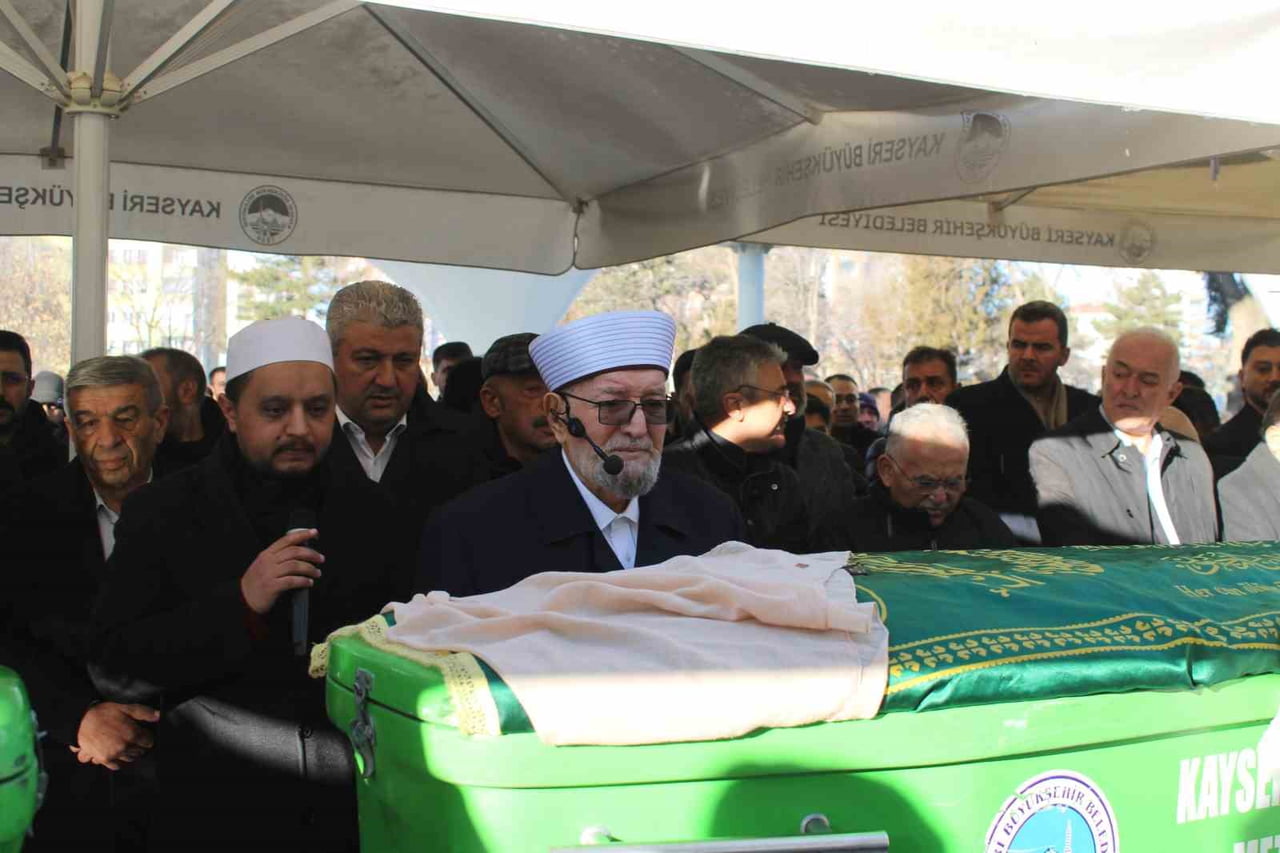 ESKİ DİYANET İŞLERİ BAŞKAN YARDIMCISI NECMETTİN NURSAÇAN'IN EŞİ PAKİZE NURSAÇAN HAYATINI KAYBETTİ....