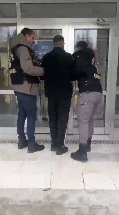 ESKİŞEHİR'DE 19 YIL 6 AY 20 GÜN KESİNLEŞMİŞ HAPİS CEZASI OLAN ŞAHIS, POLİS EKİPLERİNCE YAKALANARAK...