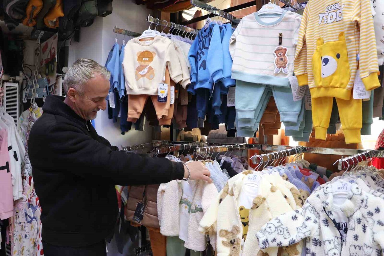 ESKİŞEHİR'DE 40 YILDIR BEBEK GİYİM ÜZERİNE ESNAFLIK YAPAN HAKAN KARABAŞ, KIŞ AYLARININ GELMESİYLE...