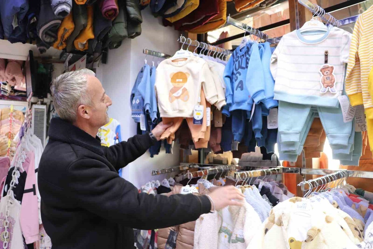 ESKİŞEHİR'DE 40 YILDIR BEBEK GİYİM ÜZERİNE ESNAFLIK YAPAN HAKAN KARABAŞ, KIŞ AYLARININ GELMESİYLE...