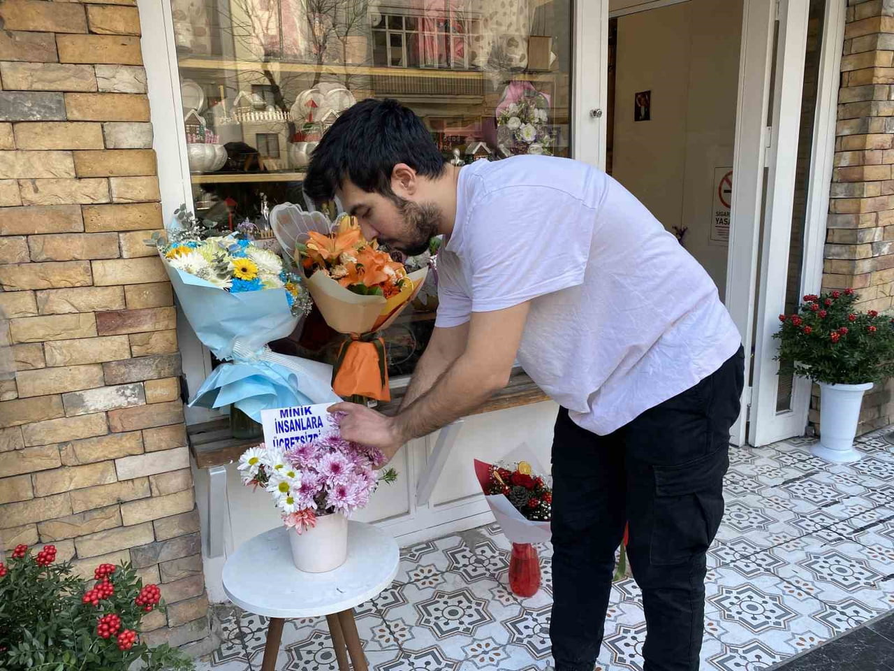 ESKİŞEHİR'DE BİR ESNAF, TEMİZLENİRKEN KISALAN VE ARANJMAN İÇİN SAKLANAN ÇİÇEKLERİ İSRAF OLMAMASI...
