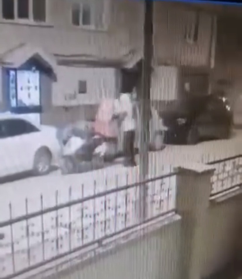 ESKİŞEHİR'DE BİR KURYENİN MOTOSİKLET ÇANTASINDA BULUNAN DÜRÜMÜ ÇALIP KOŞARAK KAÇAN HIRSIZ GÜVENLİK...