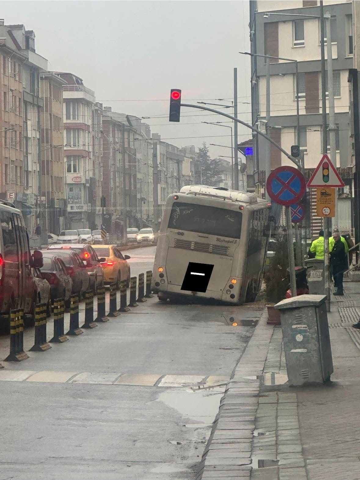 ESKİŞEHİR'DE BİR MİNİBÜSÜN DEVRİLME TEHLİKESİ ATLATMASINA SEBEP OLAN ÇUKURLA İLGİLİ AÇIKLAMA YAPAN...