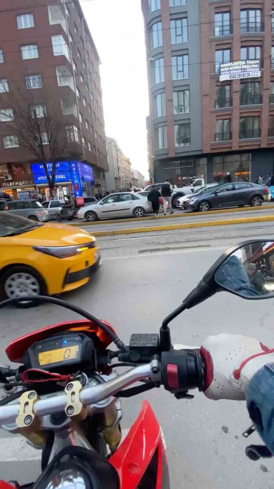 ESKİŞEHİR'DE BİR MOTOSİKLET SÜRÜCÜSÜ BULUNDUĞU SOKAKTAN CADDENİN DİĞER TARAFINDA BULUNAN SOKAĞA...