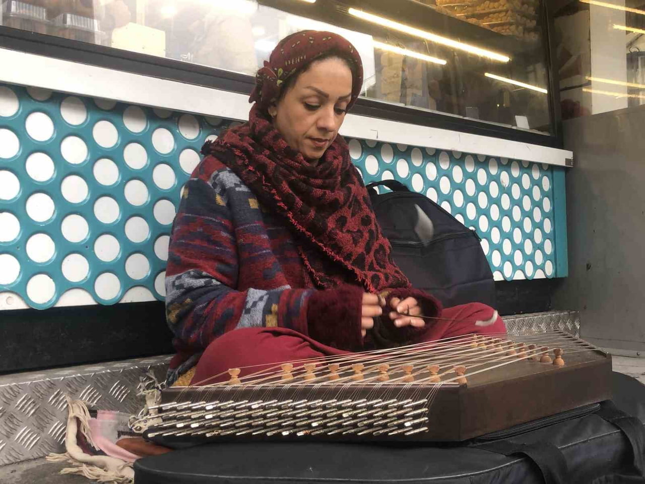 ESKİŞEHİR'DE BİR SOKAK MÜZİSYENİ ALIŞILA GELMİŞ MÜZİK ALETLERİ YERİNE 'SANTUR' İSİMLİ ÇALGISIYLA...