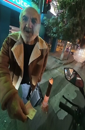 ESKİŞEHİR'DE BİR VATANDAŞ YERDEN BULDUĞU 50 TL'Yİ, "ÇAY İÇ" DİYEREK YOLDA GÖRDÜĞÜ KURYEYE, KURYE...