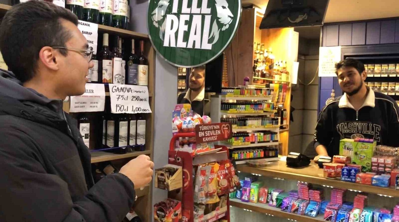 ESKİŞEHİR'DE BULUNAN BİR MARKETİN GİRİŞİNE ASILAN, ESKART NOTLARI ÇEVREDEN GEÇEN VATANDAŞLARIN...