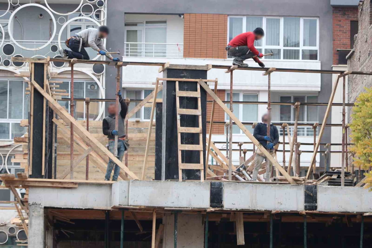 ESKİŞEHİR'DE BULUNAN İKİ FARKLI İNŞAAT ALANINDA ÇALIŞAN İŞÇİLERİN, YÜKSEK KATLARDA HERHANGİ BİR...