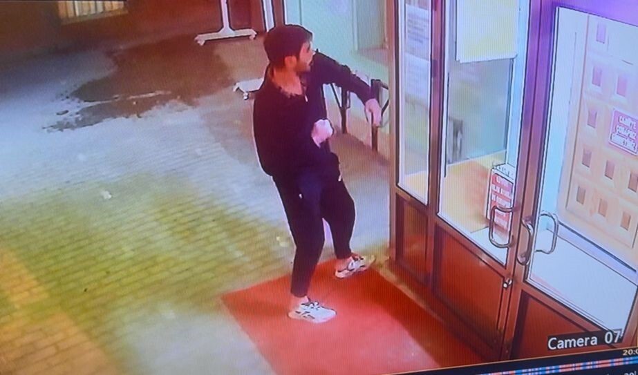 ESKİŞEHİR'DE CAMİ CAMLARINI KİMLİĞİ BELİRSİZ BİR ŞAHIS TARAFINDAN YUMRUKLADIĞI ANLAR GÜVENLİK...