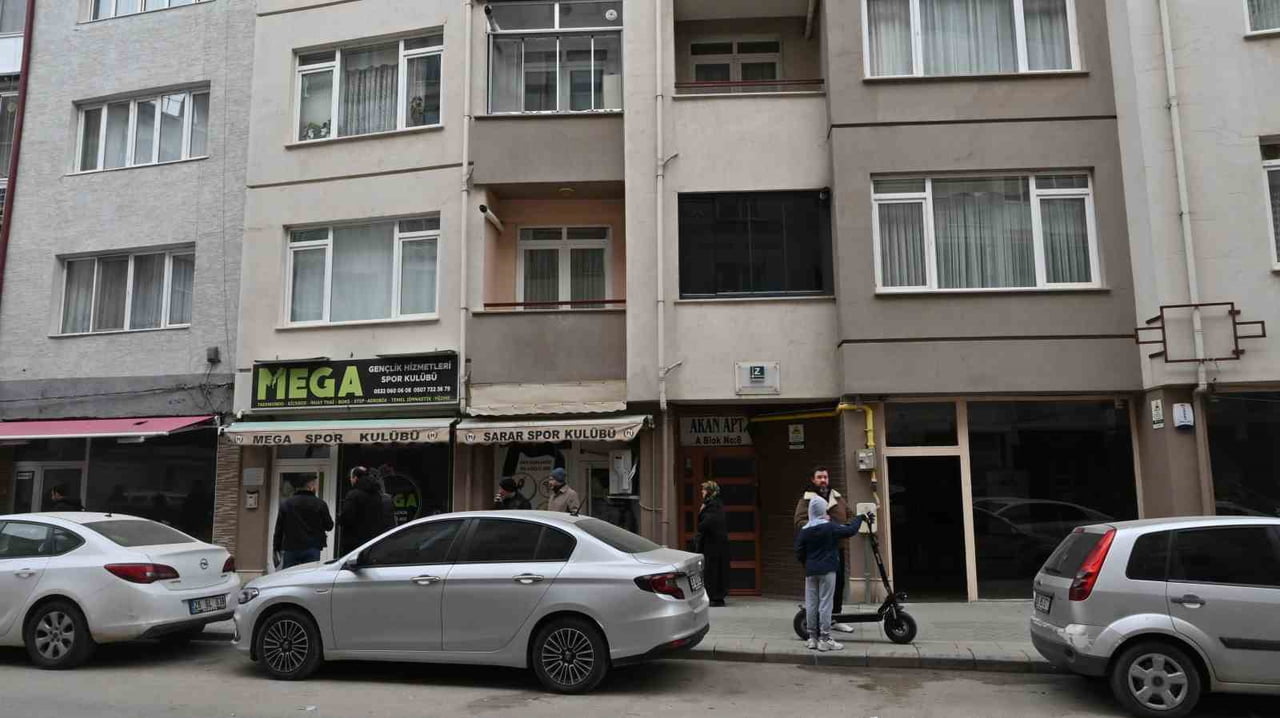 ESKİŞEHİR'DE DARP EDİLMİŞ VE 2 KOLUNDAN BIÇAKLANMIŞ HALDE İKAMETİNE GELEN ŞAHIS HASTANEYE...