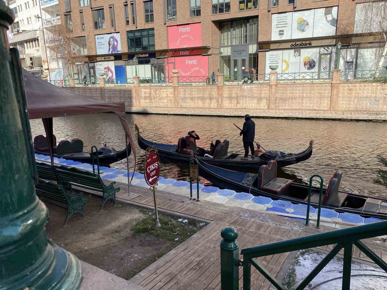 ESKİŞEHİR'DE DONDURUCU SOĞUĞA RAĞMEN GONDOL SEFERLERİNE İLGİ GÖSTEREN VATANDAŞLAR GÖRENLERİ...