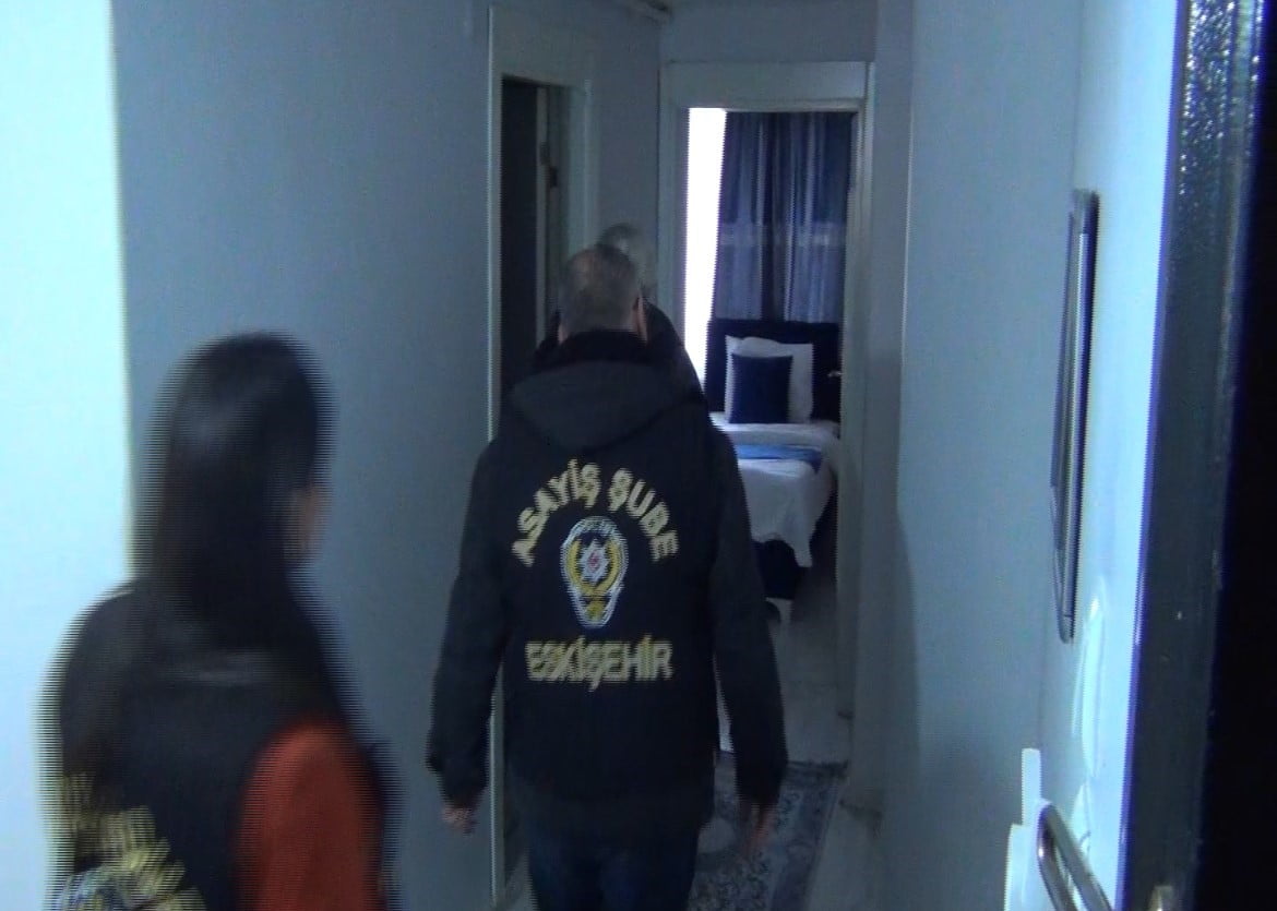 ESKİŞEHİR'DE GÜNÜBİRLİK KİRALANAN EVLERE YÖNELİK YAPILAN POLİS DENETİMİNDE, KİMLİK BİLDİRİM...