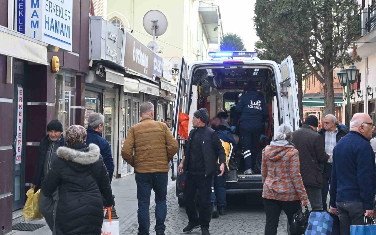 ESKİŞEHİR'DE HAMAMDA DÜŞMESİ SONUCUNDA OMZU ÇIKAN VATANDAŞ, AMBULANSLA HASTANEYE KALDIRILDI.