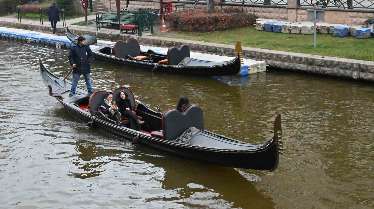 ESKİŞEHİR'DE HAVA SICAKLIKLARININ DÜŞMESİYLE BİRLİKTE DONDURUCU SOĞUKLAR ETKİSİNİ GÖSTERİRKEN...