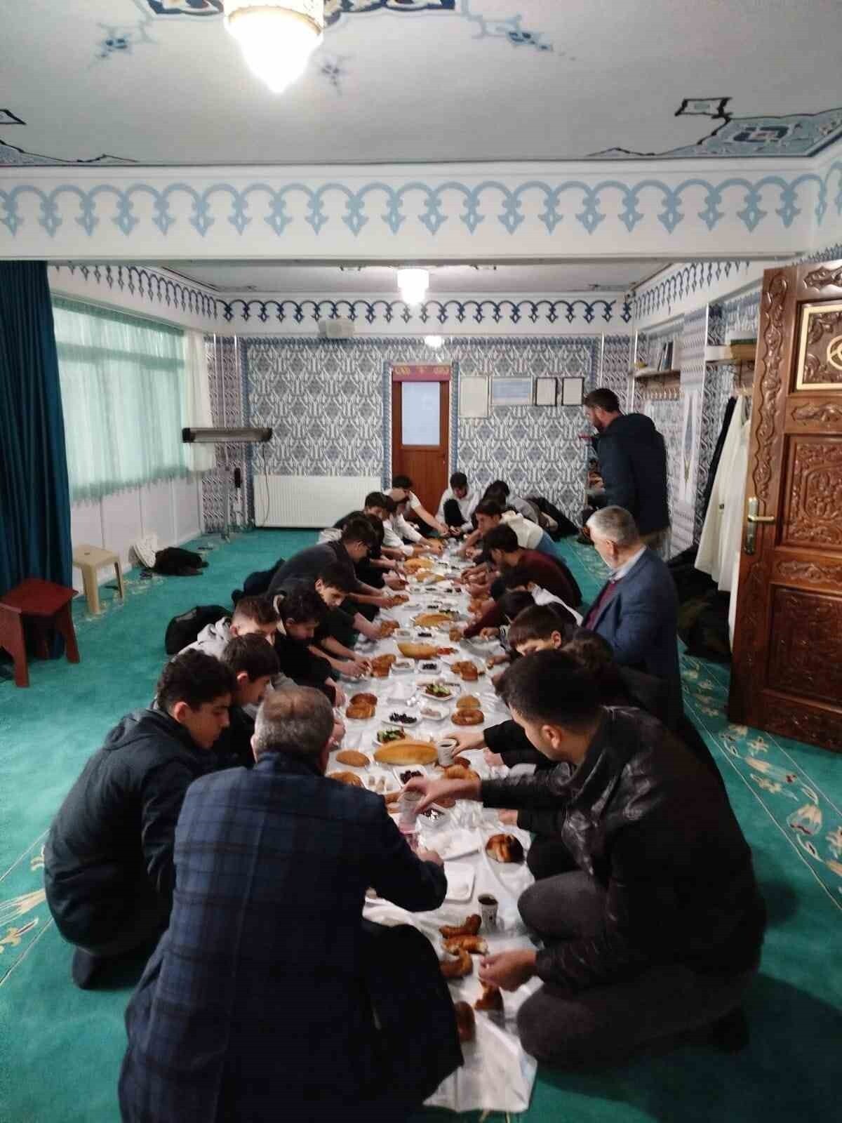 ESKİŞEHİR'DE HER HAFTA DÜZENLENEN SABAH NAMAZI ETKİNLİKLERİ KAPSAMINDA, BU HAFTA FEN LİSESİ...