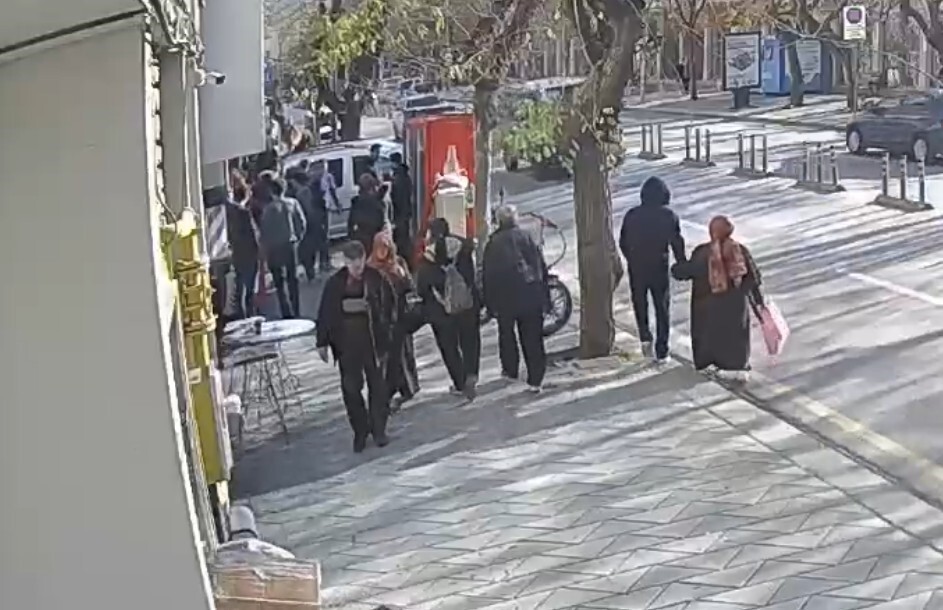 ESKİŞEHİR'DE KADINLAR ARASINDA ÇIKAN KAVGA VE ÇEVREDEKİ VATANDAŞLARIN TARAFLARI AYIRMAK YERİNE...