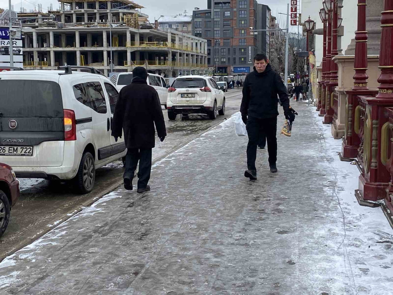 ESKİŞEHİR'DE KAR YAĞIŞI SONRASI BUZ TUTAN KALDIRIMLAR YAYALARA ZOR ANLAR YAŞATTI.