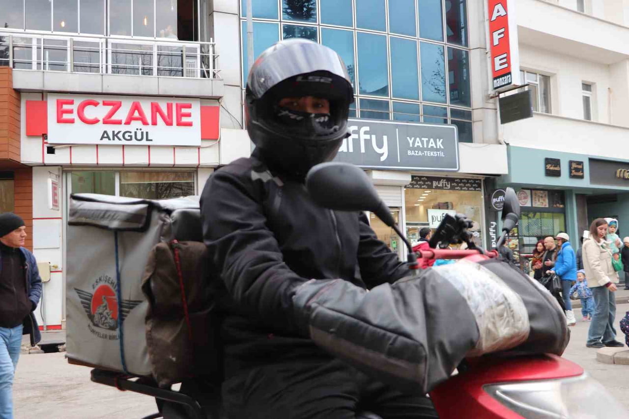 ESKİŞEHİR'DE KIŞ MEVSİMİNDE ZORLU ÇALIŞMA ŞARTLARINI ANLATAN KURYELER, SOĞUK HAVALARDA SÜREKLİ...