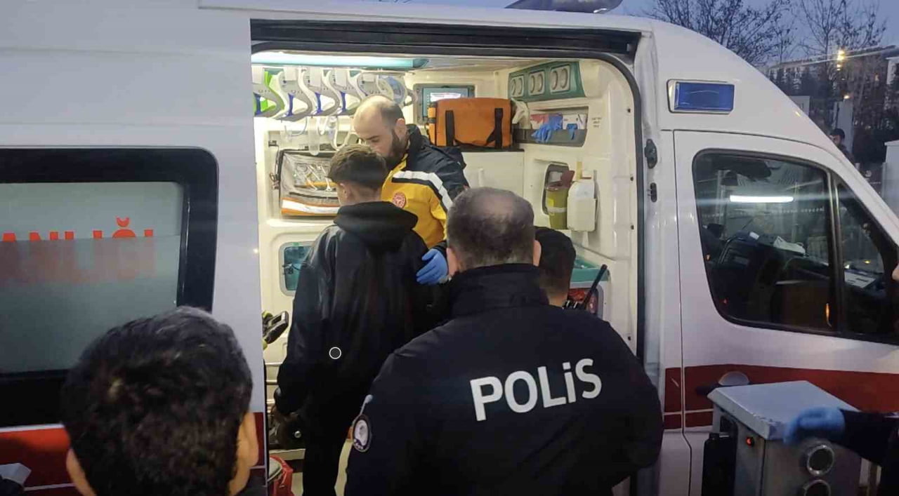 ESKİŞEHİR'DE LİSELİLER ARASINDA ÇIKAN KAVGADA ÇOK SAYIDA ÖĞRENCİ VE OLAYA MÜDAHALE EDEN YETİŞKİN...