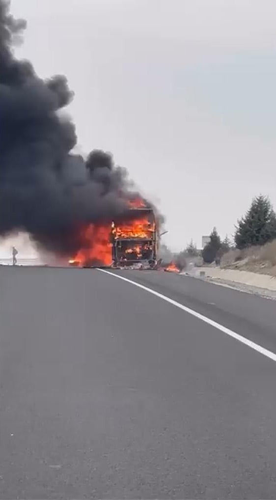 ESKİŞEHİR'DE SEYİR HALİNDEYKEN MOTOR KISMINDAN YANMAYA BAŞLAYAN YOLCU OTOBÜSÜ ALEVLERE TESLİM...