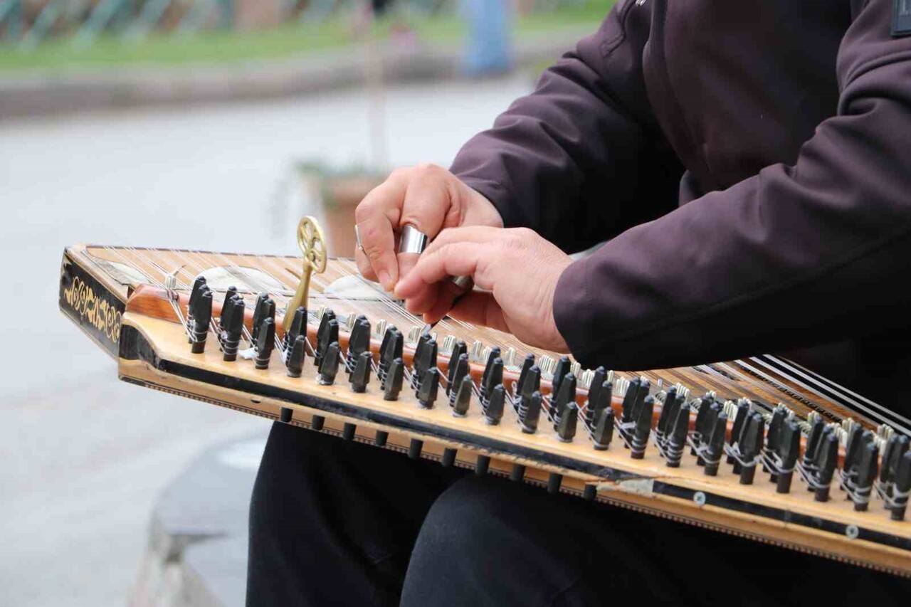 ESKİŞEHİR'DE SOKAKTA KANUN ÇALAN SANATÇI, HAVA SICAKLIKLARI DÜŞMESİNE RAĞMEN VATANDAŞLARI SANATLA...