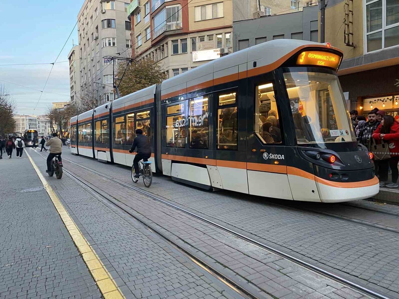 ESKİŞEHİR'DE TEKNİK ARIZA SEBEBİYLE BAZI HATLARDA TRAMVAY SEFERLERİNİN AKSAMASI SONUCUNDA...
