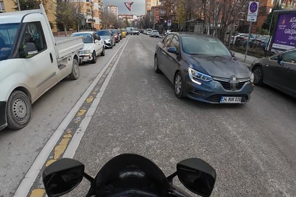 ESKİŞEHİR'DE TRAFİK YOĞUNLUĞUNDAN KAÇMAK İÇİN KURALLARI HİÇE SAYARAK TERS YÖNE GİREN OTOMOBİL...