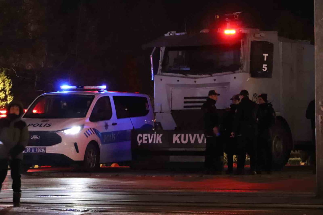 ESKİŞEHİR'DE YENİ YIL KUTLAMALARININ GÜVENLİ BİR ORTAMDA GERÇEKLEŞMESİ AMACIYLA İL EMNİYET...