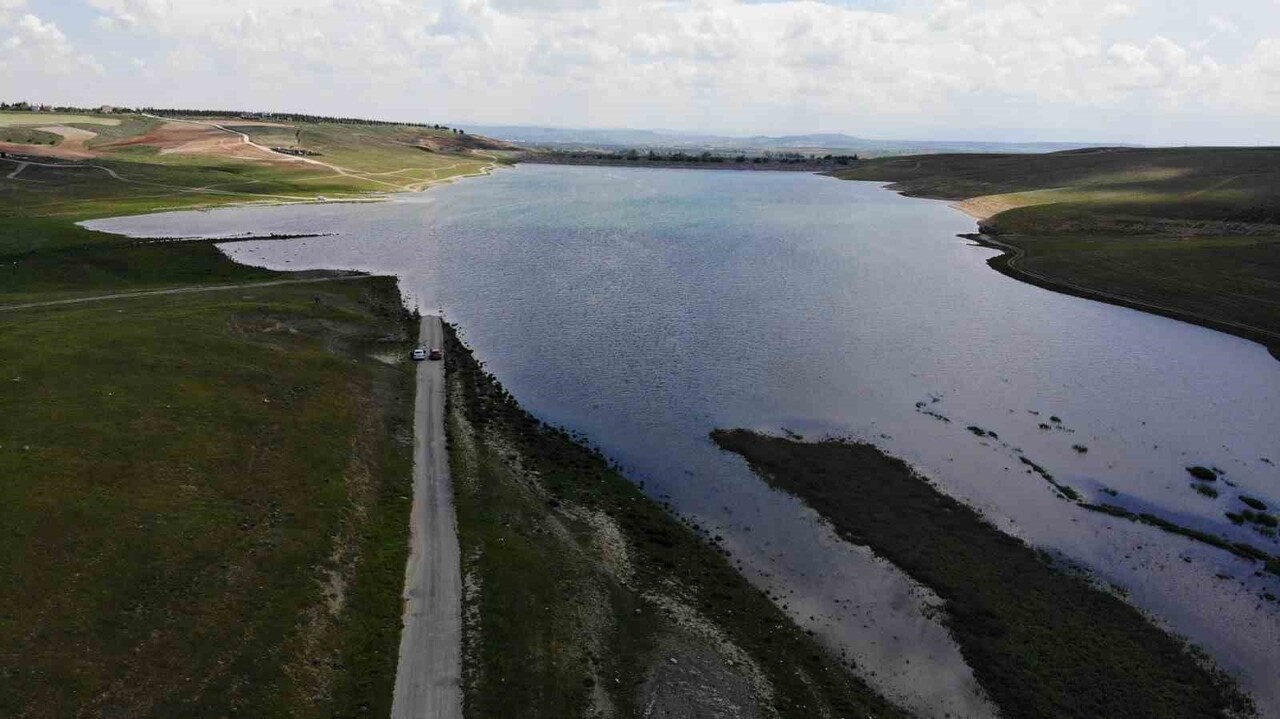 ESKİŞEHİR'DEKİ KESKİN BARAJI'NIN 2 YIL ARAYLA ÇEKİLEN DRON GÖRÜNTÜLERİ KURAKLIK SORUNUNU BİR KEZ...