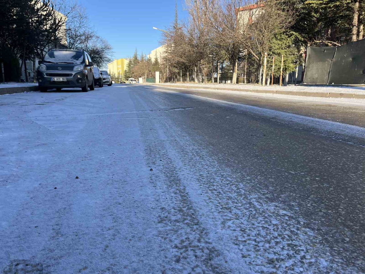 ESKİŞEHİR'İN ÇANKAYA MAHALLESİ'NDE KAR YAĞIŞI SONRASI DONDURUCU SOĞUKLARIN ETKİSİYLE YOLLARDA...