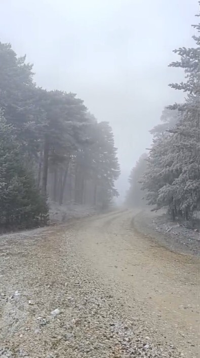 ESKİŞEHİR'İN MİHALIÇÇIK İLÇESİ'NDE ETKİLİ OLAN KAR YAĞIŞI SONUCUNDA ÇEVRE BEYAZA...