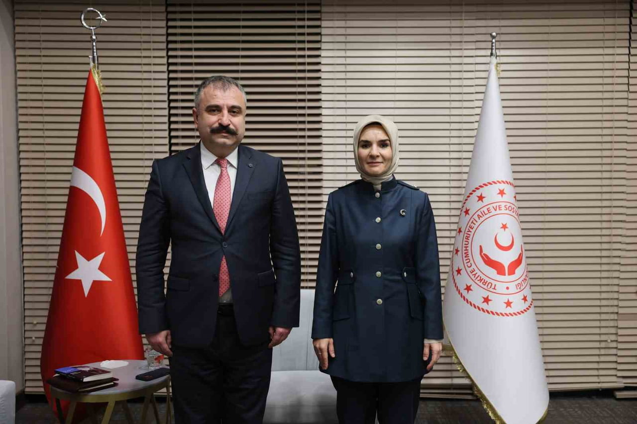 ESKİŞEHİR AİLE VE SOSYAL HİZMETLER MÜDÜRÜ ORHAN BAYRAK, AİLE VE SOSYAL HİZMETLER BAKANI MAHİNUR...