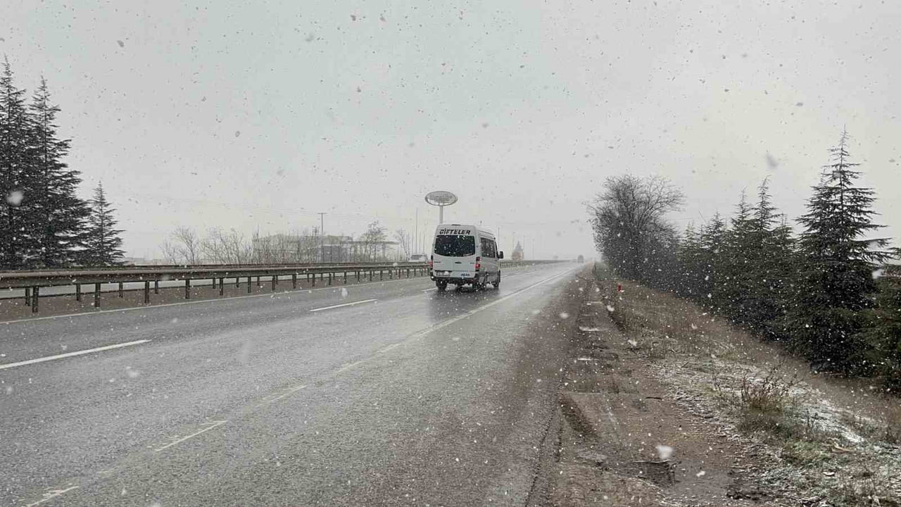 ESKİŞEHİR - ANKARA KARAYOLU ANİDEN BASTIRAN YOĞUN TİPİ VE SİSİN ETKİSİ ALTINA GİRERKEN OLUŞAN BU...