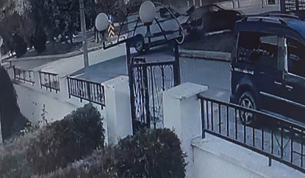 ESKİŞEHİR’DE BİR TİCARİ ARACIN OTOMOBİLE YANDAN ÇARPMA ANI GÜVENLİK KAMERASINA SANİYE SANİYE...