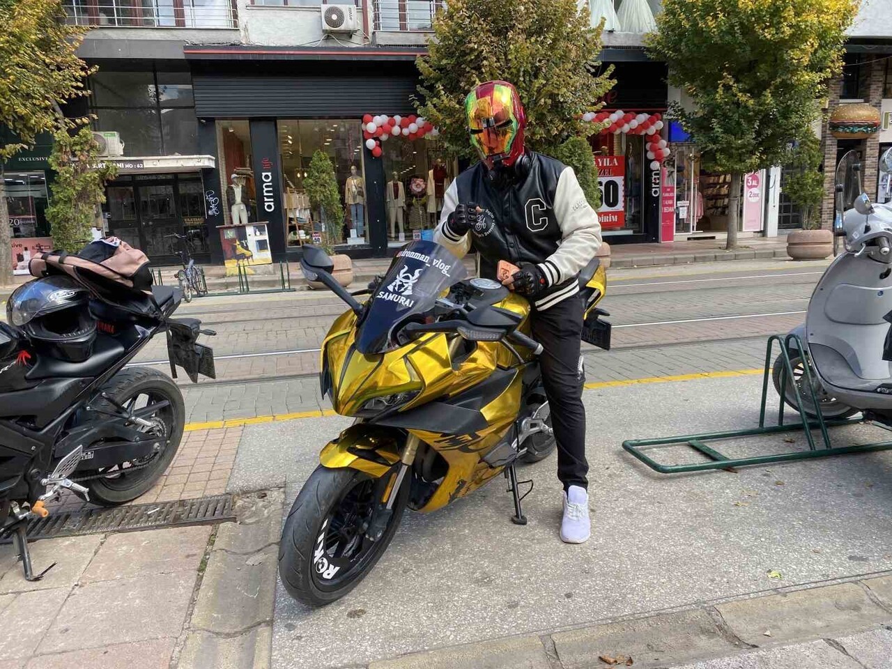 ESKİŞEHİR’DE DÜNYACA ÜNLÜ ÇİZGİ ROMAN KARAKTERİ İRON-MAN’İN (DEMİR ADAM) KASKI İLE DOLAŞAN...