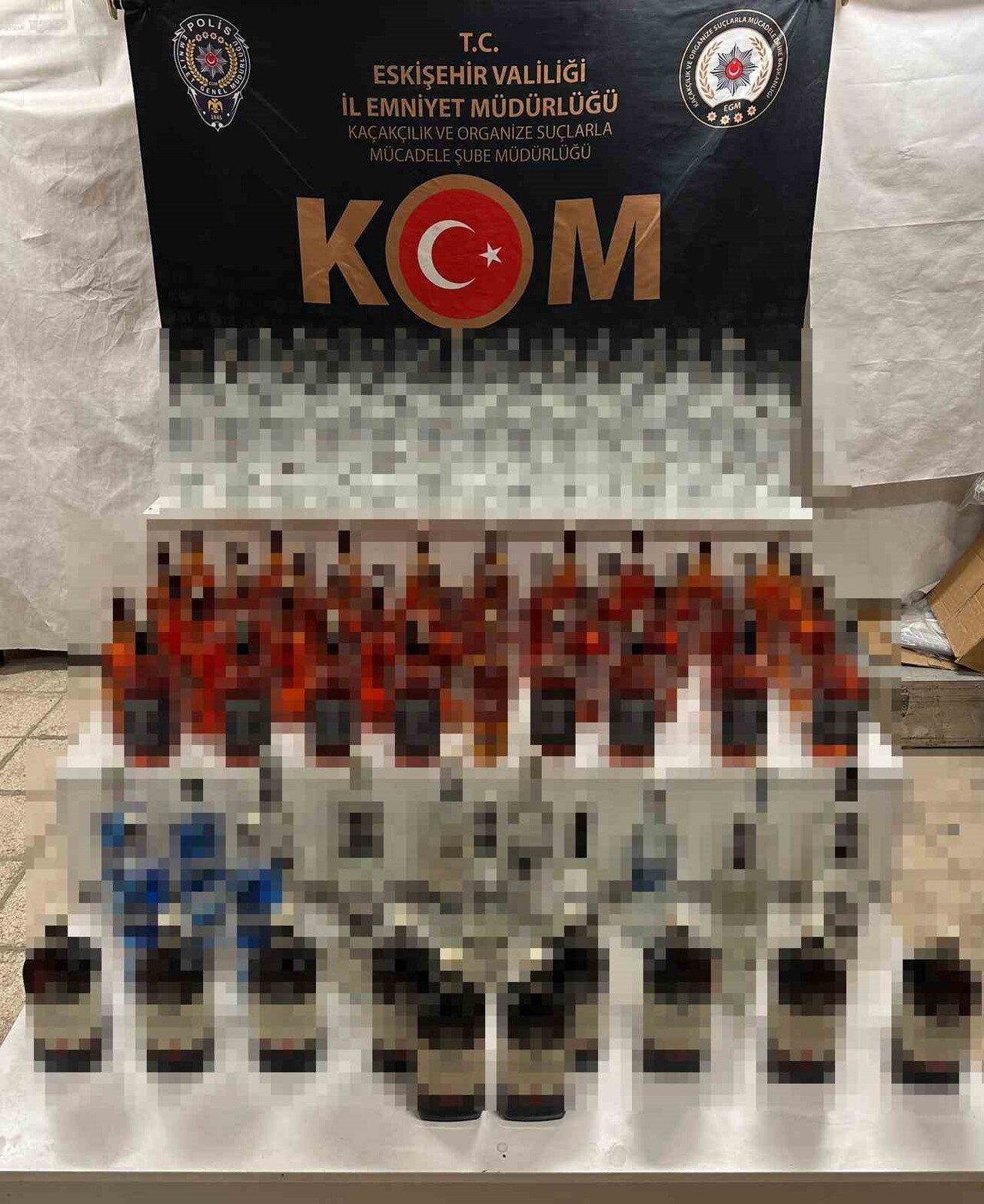 ESKİŞEHİR’DE ELE GEÇİRİLEN 128 ŞİŞE KAÇAK ALKOL