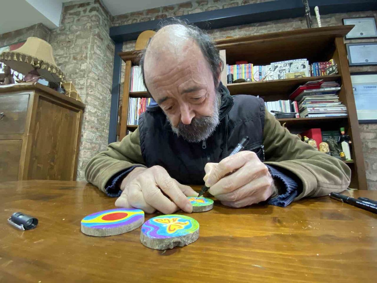 ESKİŞEHİR’DE ESKİDEN KARİKATÜRCÜ OLAN VE HALA SEVEREK ÇİZİM YAPMAYA DEVAM EDEN 60 YAŞINDAKİ FURKAN...