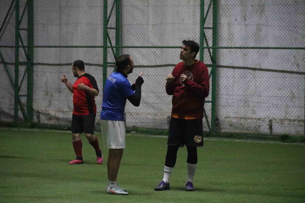 ESKİŞEHİR’DE İŞİTME ENGELLİ BULUNAN BİREYLERİN HER HAFTA YAPTIĞI HALI SAHA MAÇI ESNASINDA İŞARET...