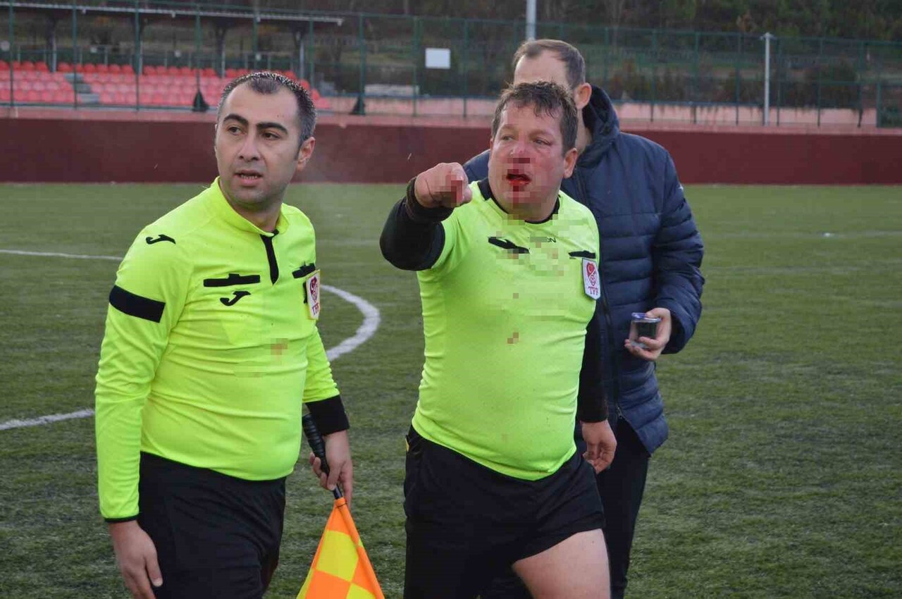 ESKİŞEHİR’DE OYNANAN AMATÖR KÜME KARŞILAŞMASI BİRLİKSPOR-ESKİŞEHİR KOLEJ KARŞILAŞMASINDA HAKEME...