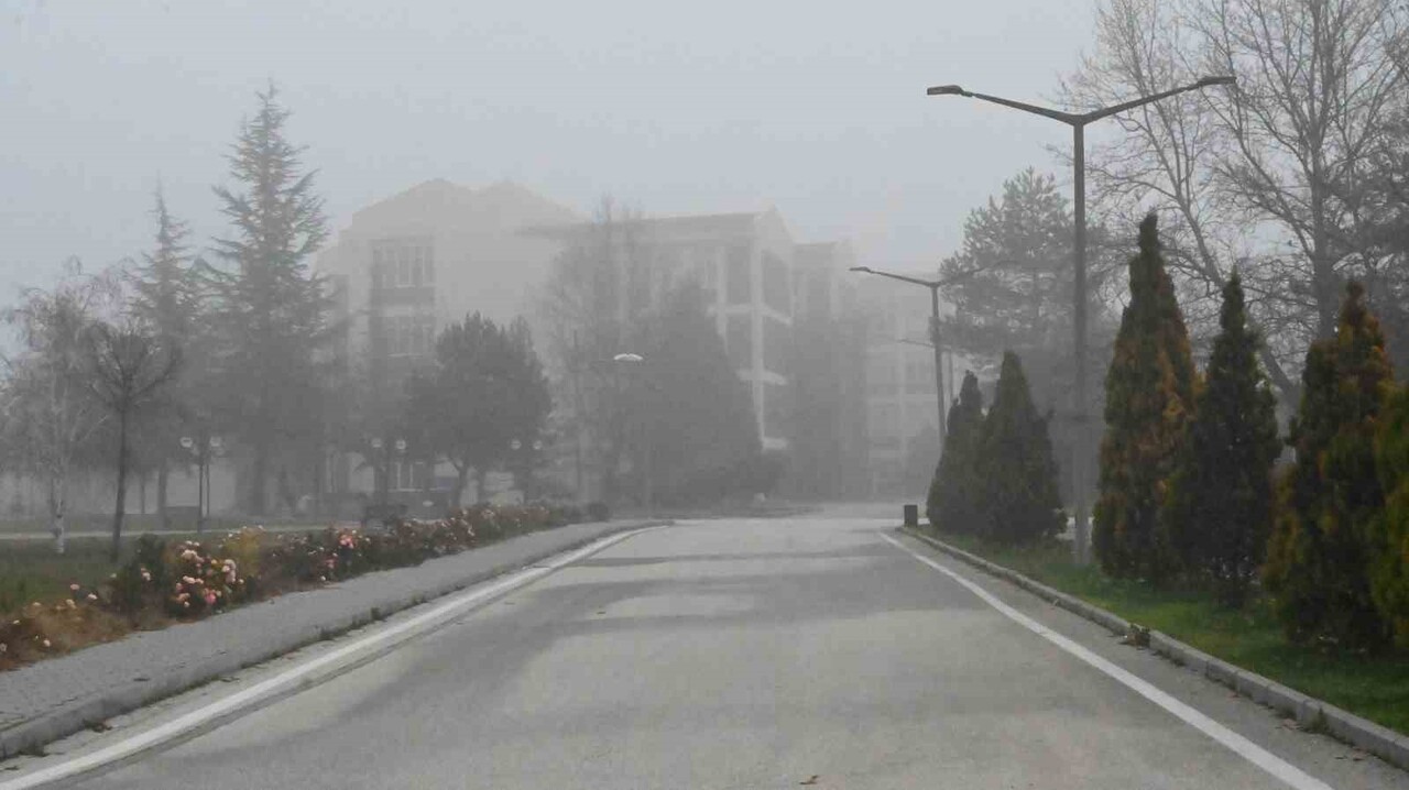 ESKİŞEHİR’DE SABAH SAATLERİNDE ŞEHRİN YÜKSEK KESİMLERİNDE ETKİLİ OLAN SİS KAMERALARA...