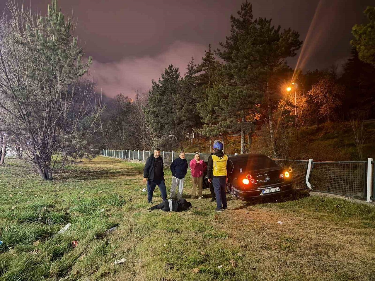 ESKİŞEHİR’DE YOLDAN ÇIKAN OTOMOBİL SU KANALININ KORKULUKLARINA ÇARPARAK DURABİLDİ.