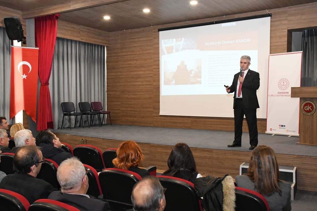 ESKİŞEHİR İL MİLLÎ EĞİTİM MÜDÜRLÜĞÜ TARAFINDAN DÜZENLENEN 'YAPAY ZEKÂ VE KİŞİSEL VERİLERİN...