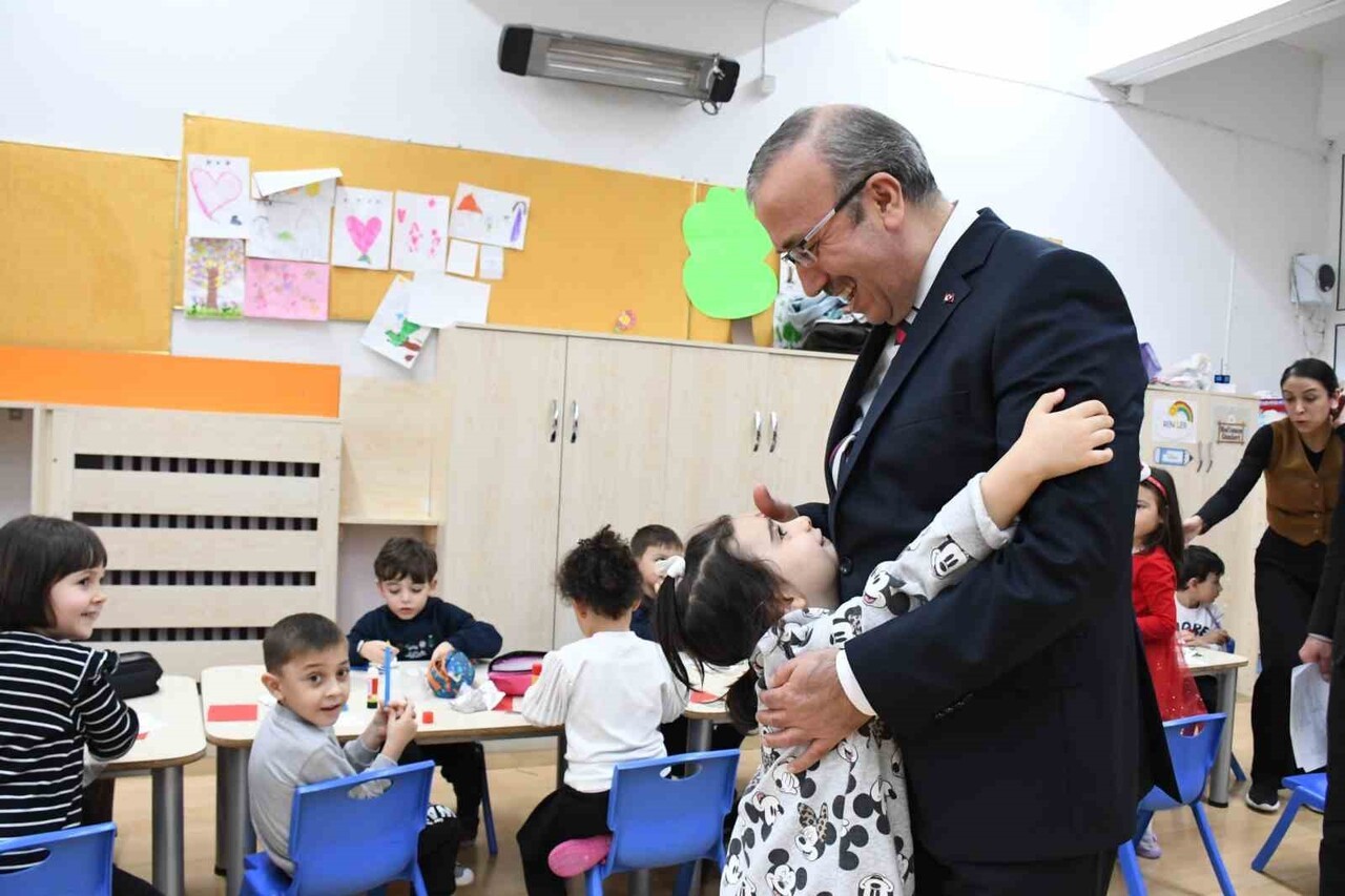 ESKİŞEHİR İL MİLLİ EĞİTİM MÜDÜRÜ SİNAN AYDIN, OKULDA YAPILAN ETKİNLİKLER VE ÇOCUKLARA SUNULAN...