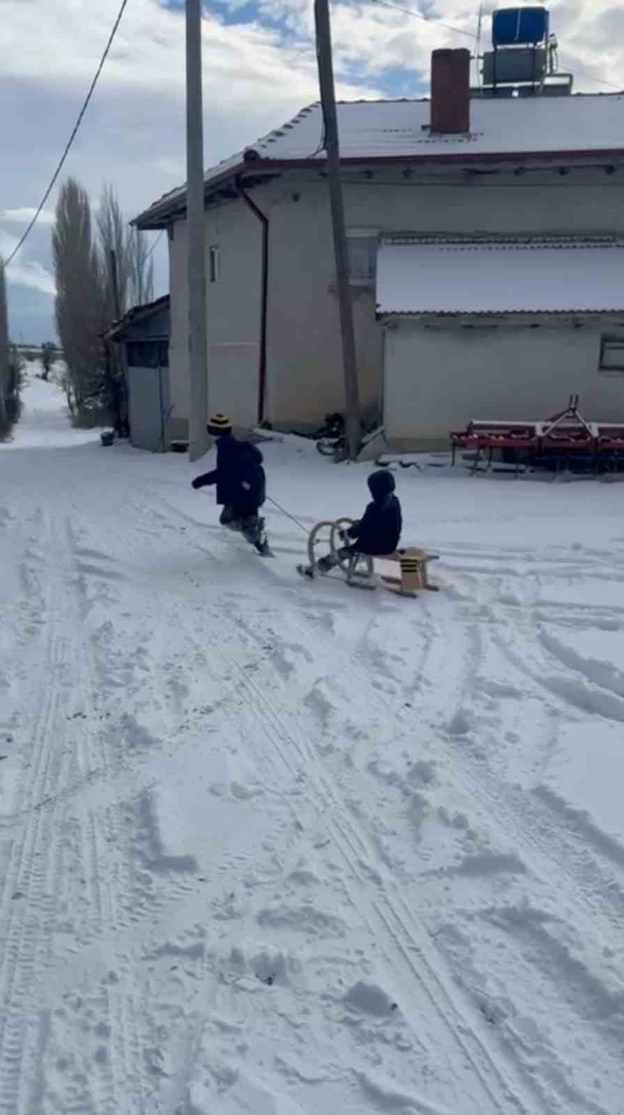 ESKİŞEHİR’İN KIRSAL LÜTFİYE MAHALLESİ’NDE BUZLANMA RİSKİNDEN DOLAYI TATİL OLAN OKULLARINA...