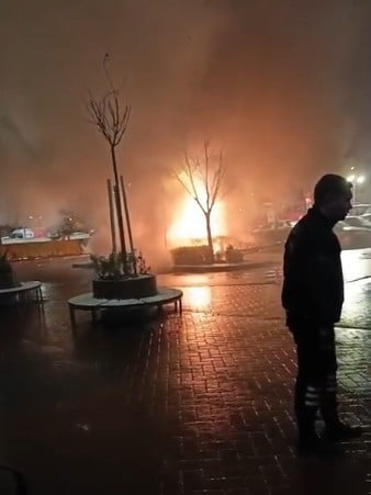 ESKİŞEHİR ŞEHİR HASTANESİ'NDE 2 OTOMOBİLİN KULLANILAMAZ HALE GELDİĞİ YANGIN ANI, CEP TELEFONU...