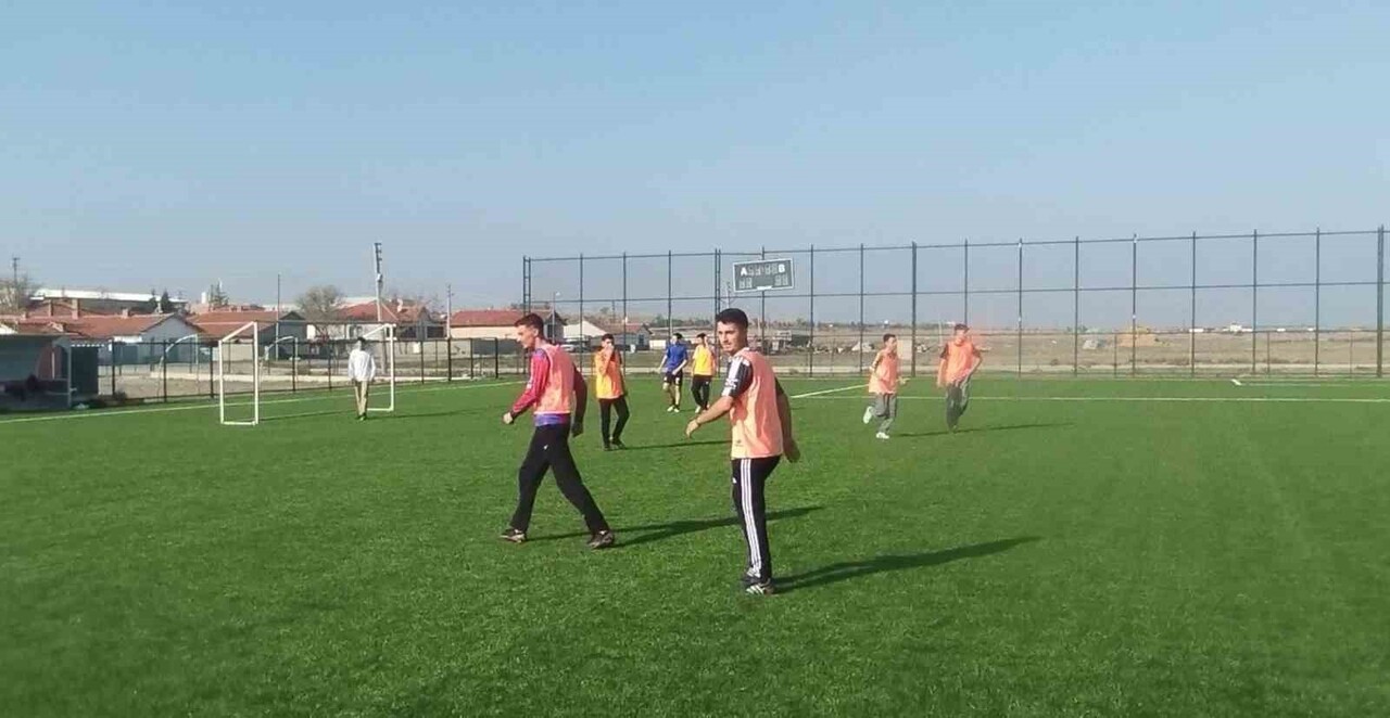 ESKİŞEHİR ŞEHİT NADİR ŞİMŞEK ANADOLU LİSESİ FUTBOL TAKIMI SEÇMELERİ'NDE GENÇ SPORCULAR HÜNERLERİNİ...