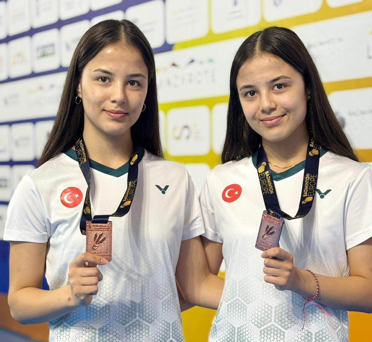 ESKİŞEHİRLİ İKİZ KARDEŞLER IRMAK RANA YEMİŞEN VE YAĞMUR TUANA YEMİŞEN, BADMİNTON BRANŞINDA AVRUPA...